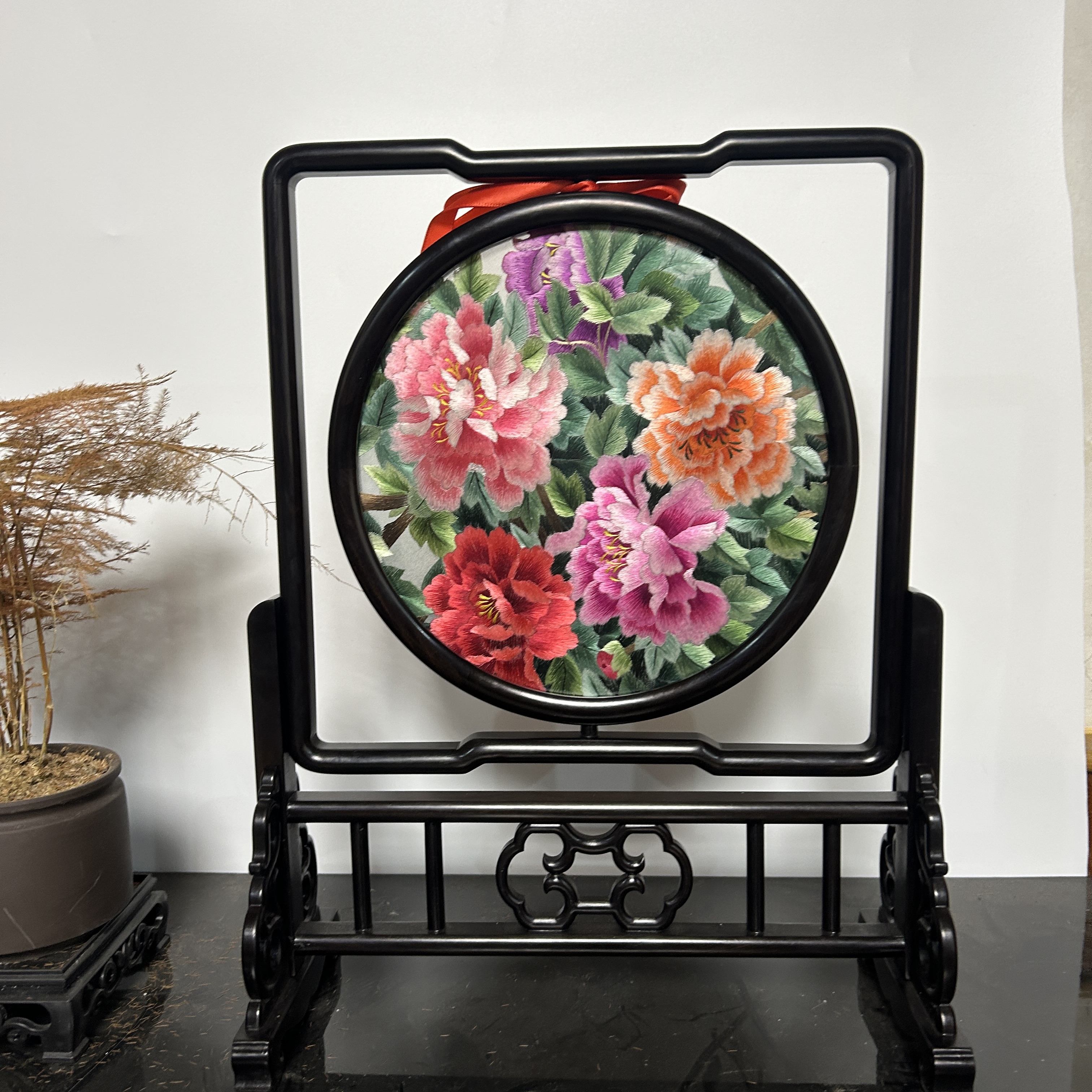 纯手工精工满绣异色绣异色牡丹紫光檀实木摆台