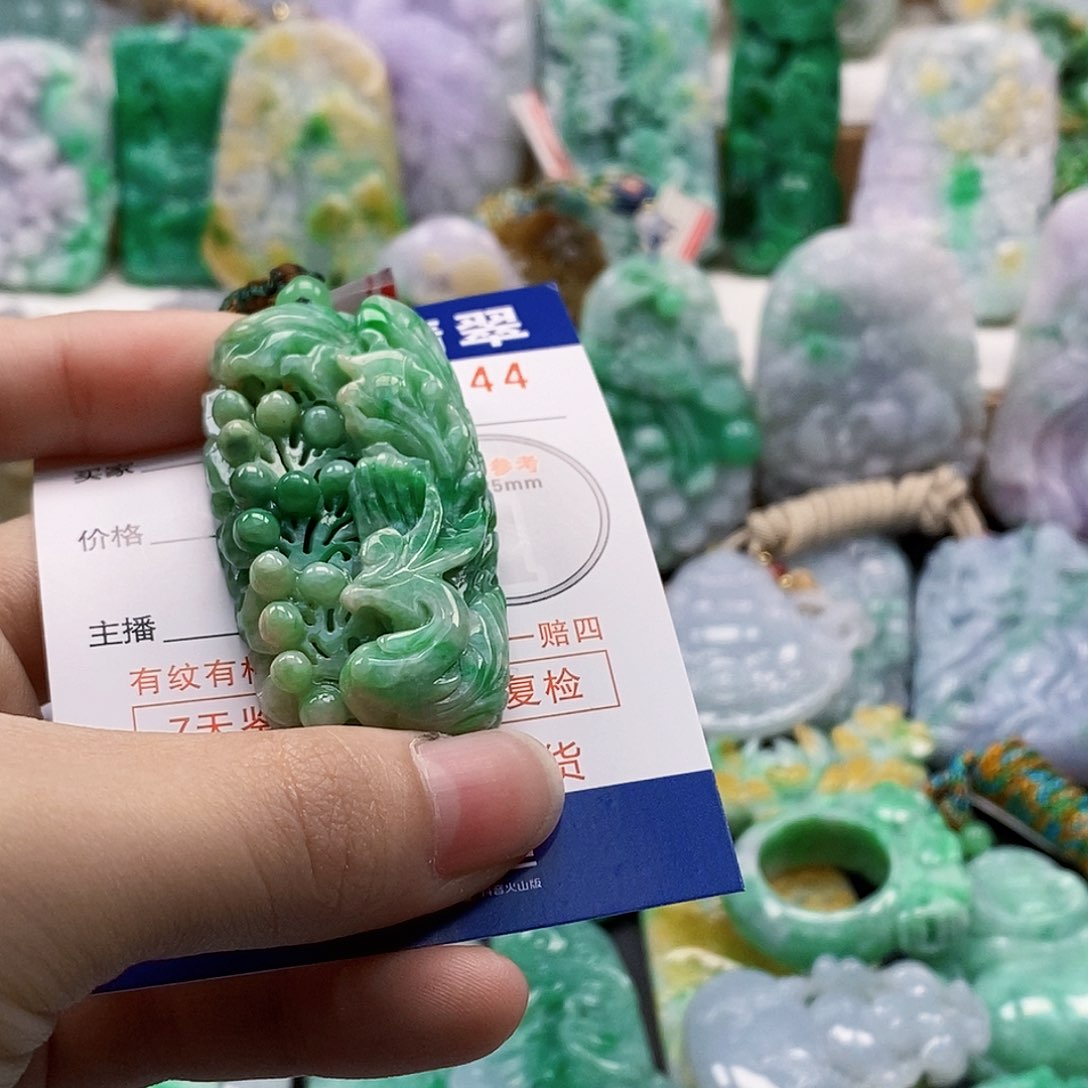 吊坠(不含链)未镶嵌翡翠