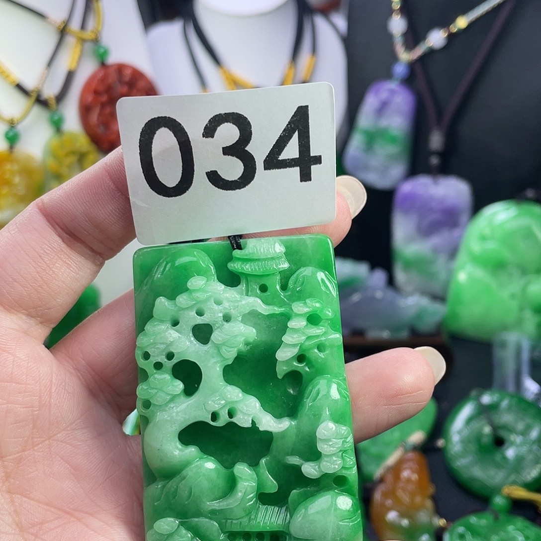 翡翠未镶嵌吊坠(赠链)