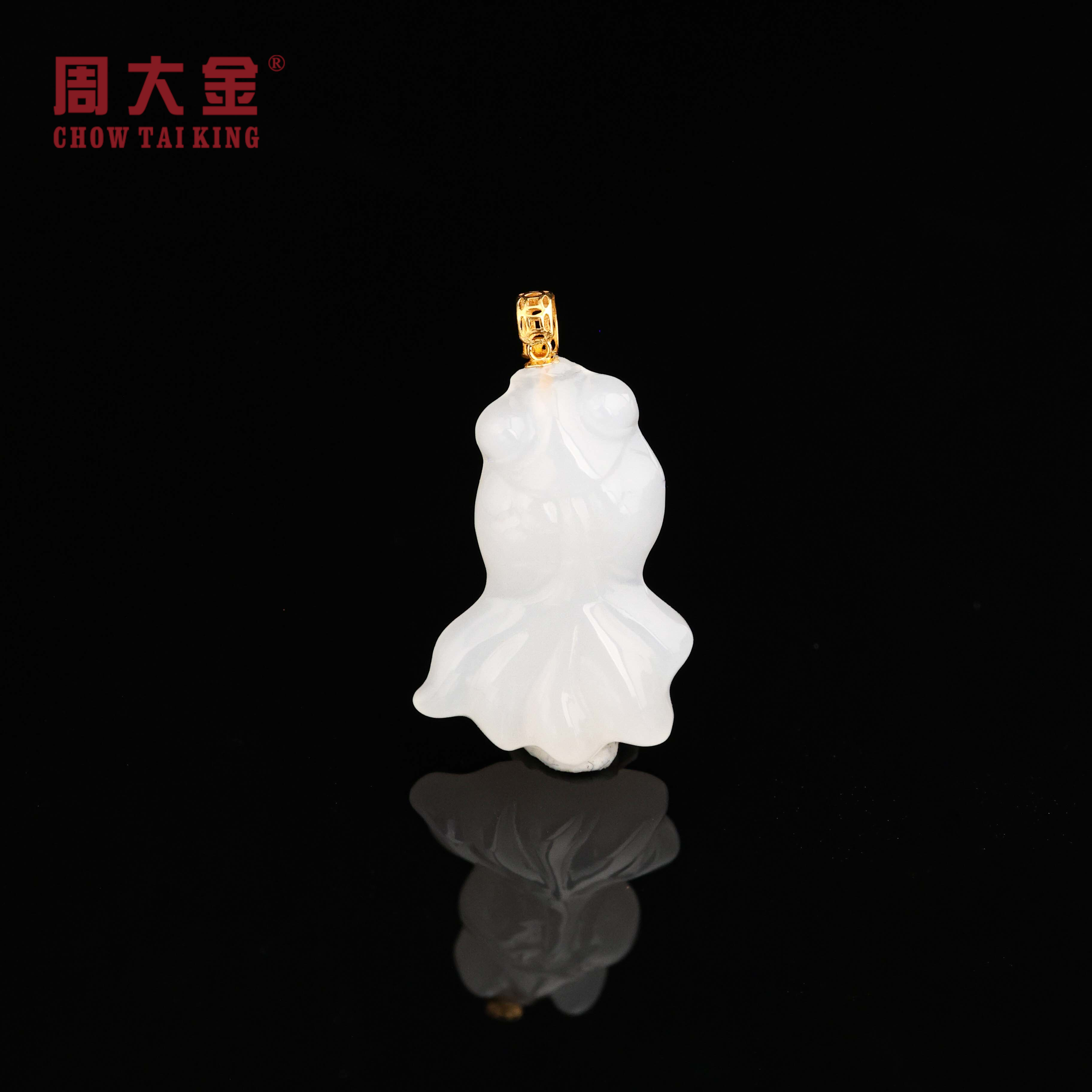 【周大金玉石】18K金和田玉白玉小金鱼吊坠-D11169-菲