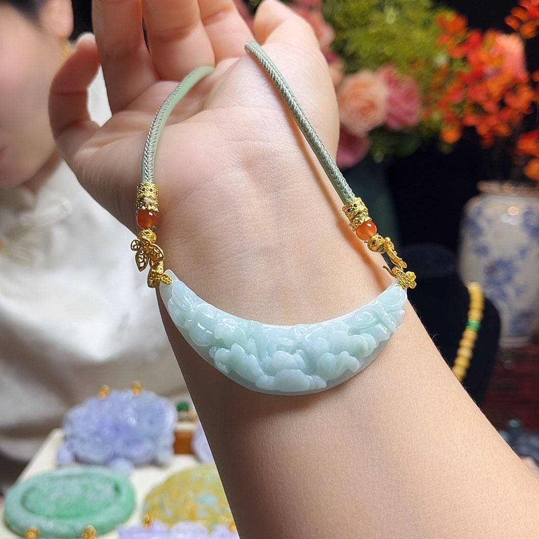 翡翠颈饰未镶嵌弯弯