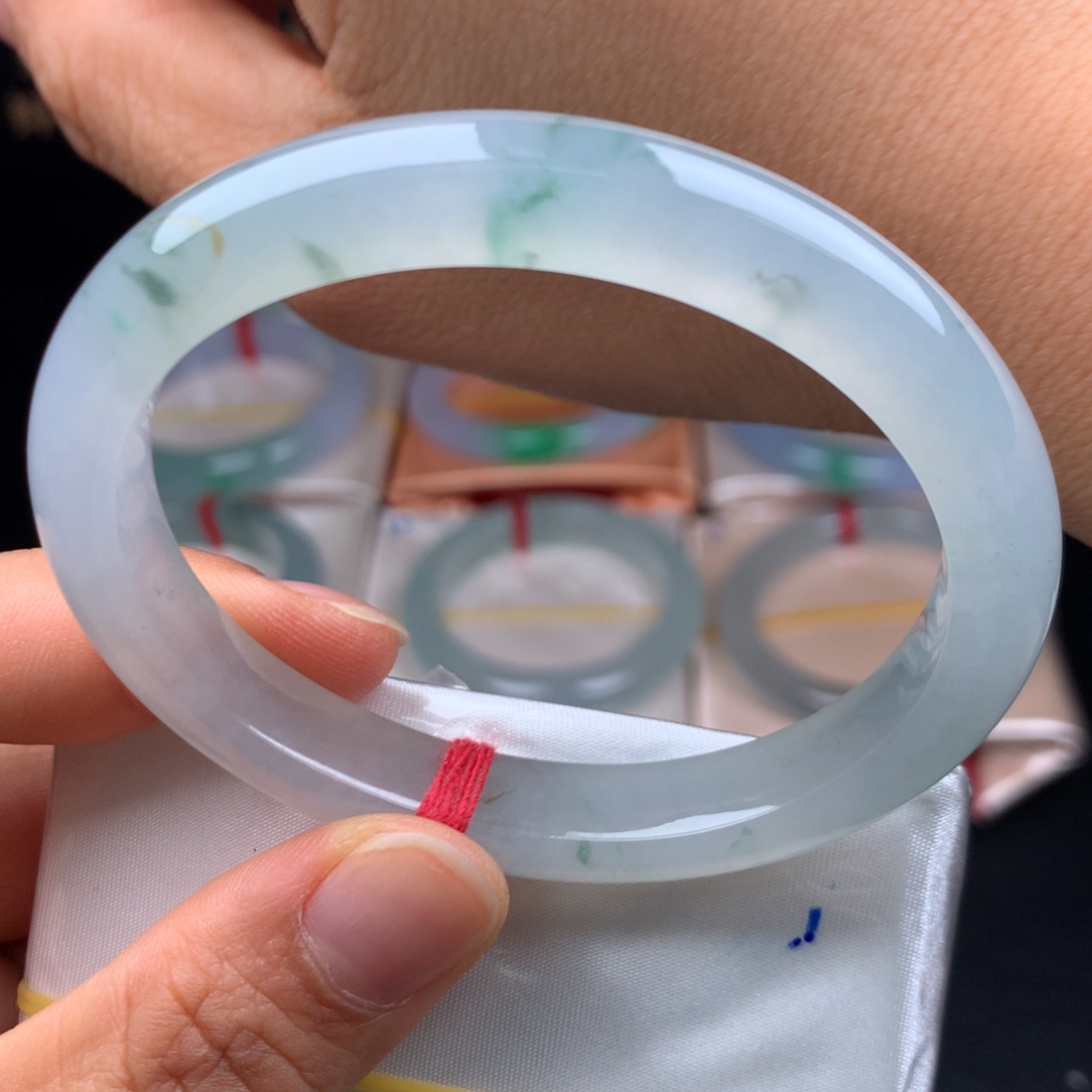 翡翠未镶嵌手镯冰飘花全条起光