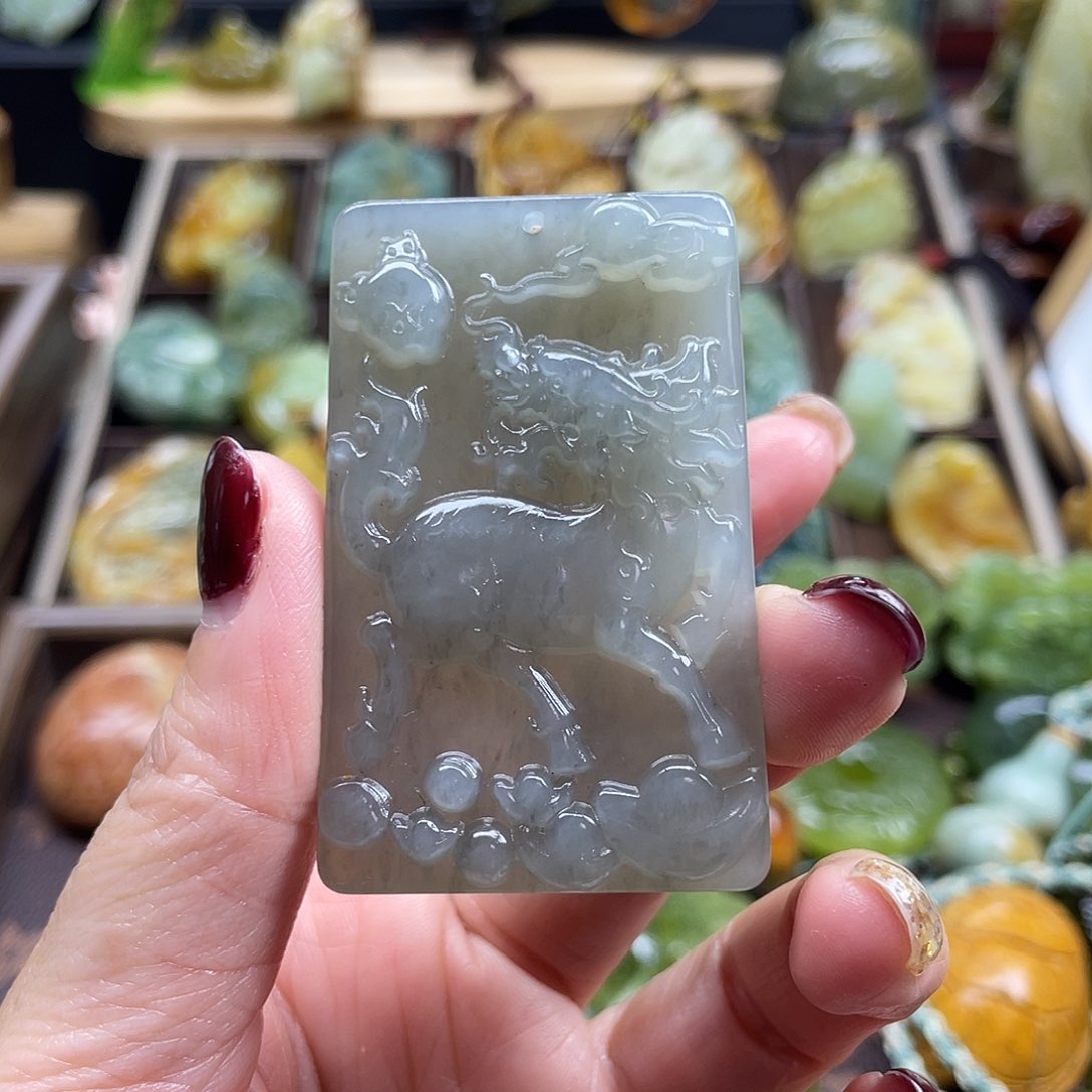 蛇纹石玉颈饰未镶嵌岫玉麒麟