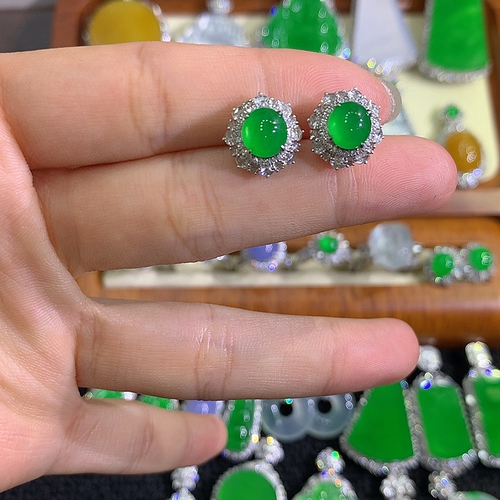 翡翠18K金镶嵌颈饰蛋面