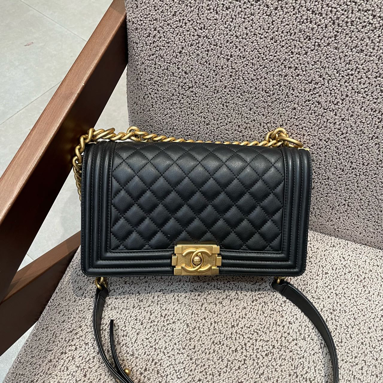 99新 Chanel/香奈儿 黑金中号leboy 牛皮 US412052