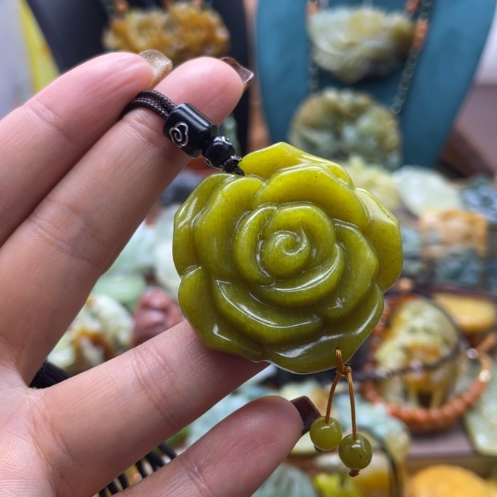 蛇纹石玉未镶嵌颈饰