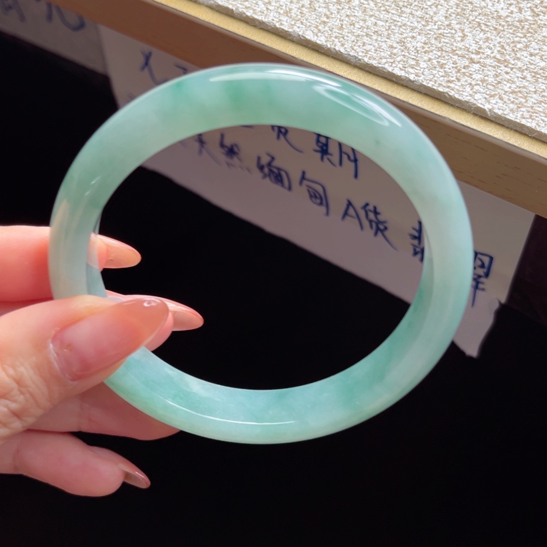 翡翠手镯未镶嵌手镯