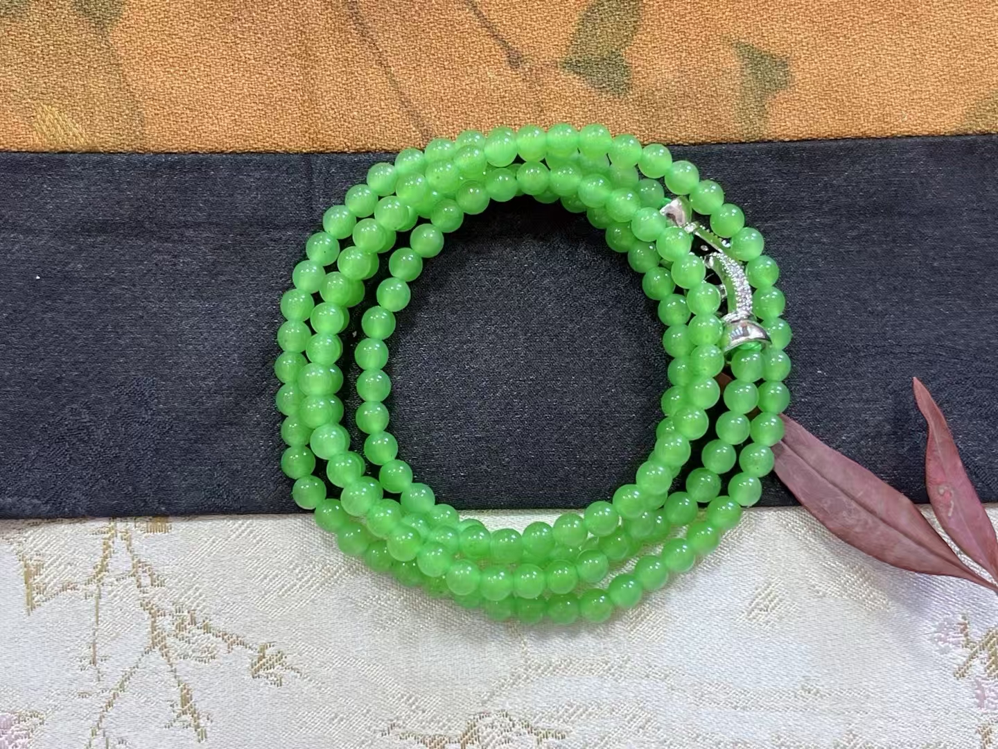 和田玉碧玉苹果绿项链。卡4mm