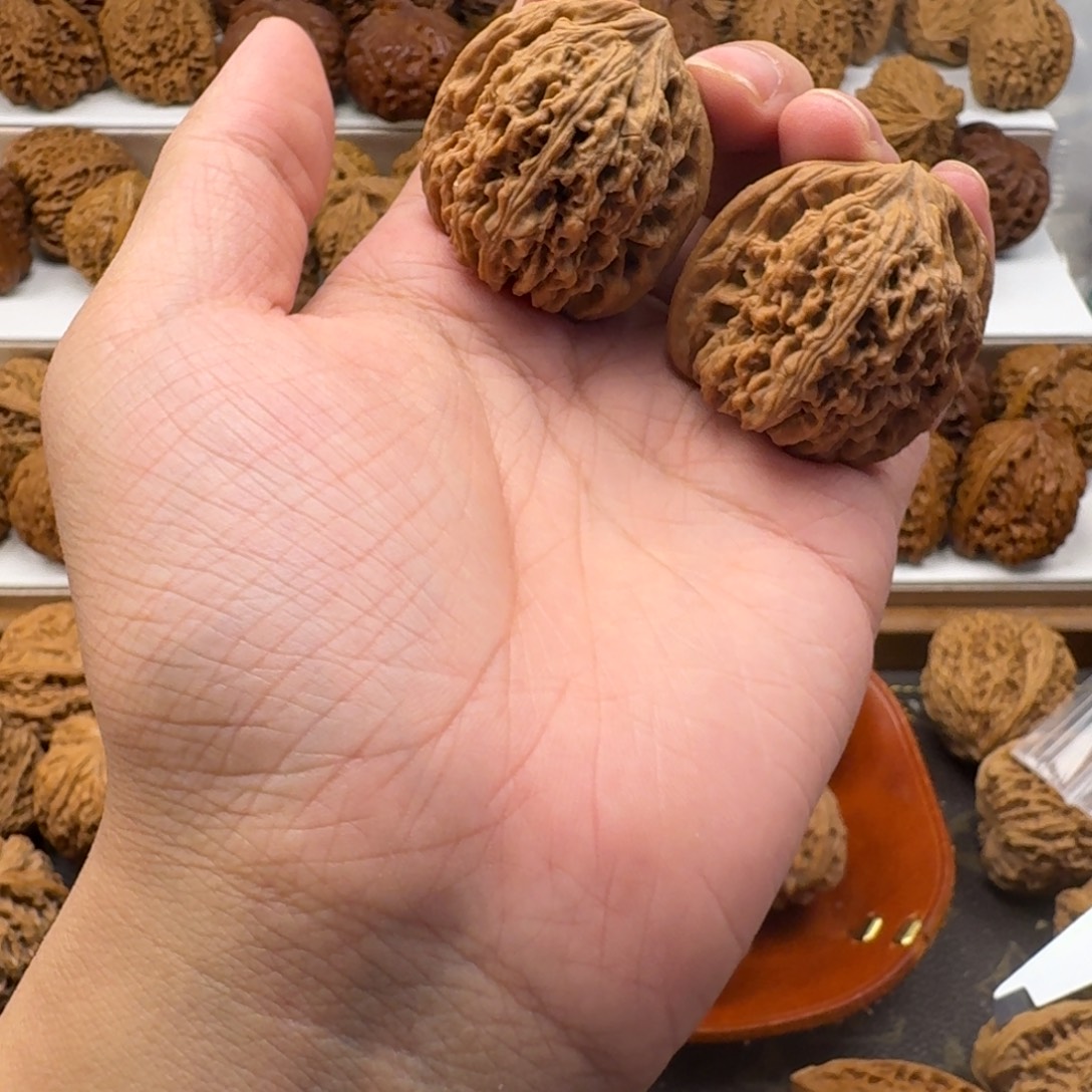 王****文玩核桃吊坠南疆