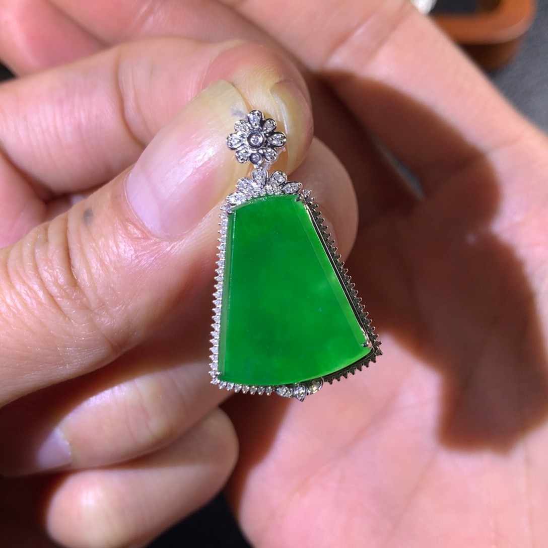 翡翠18K金镶嵌颈饰翡翠