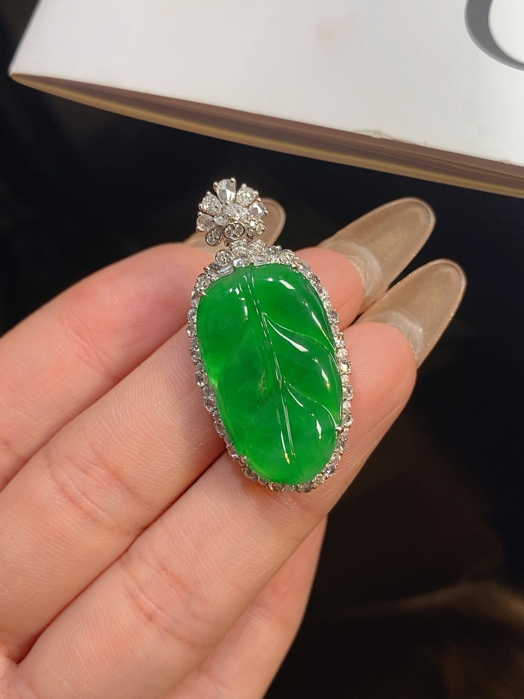 【拾玥珠宝】天然缅甸翡翠A货 老坑阳绿叶子吊坠