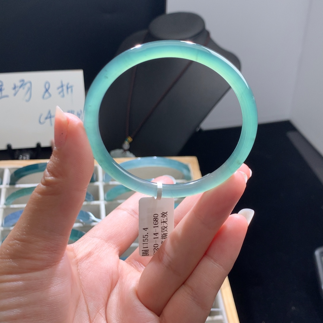 翡翠未镶嵌手镯渐变湖水绿