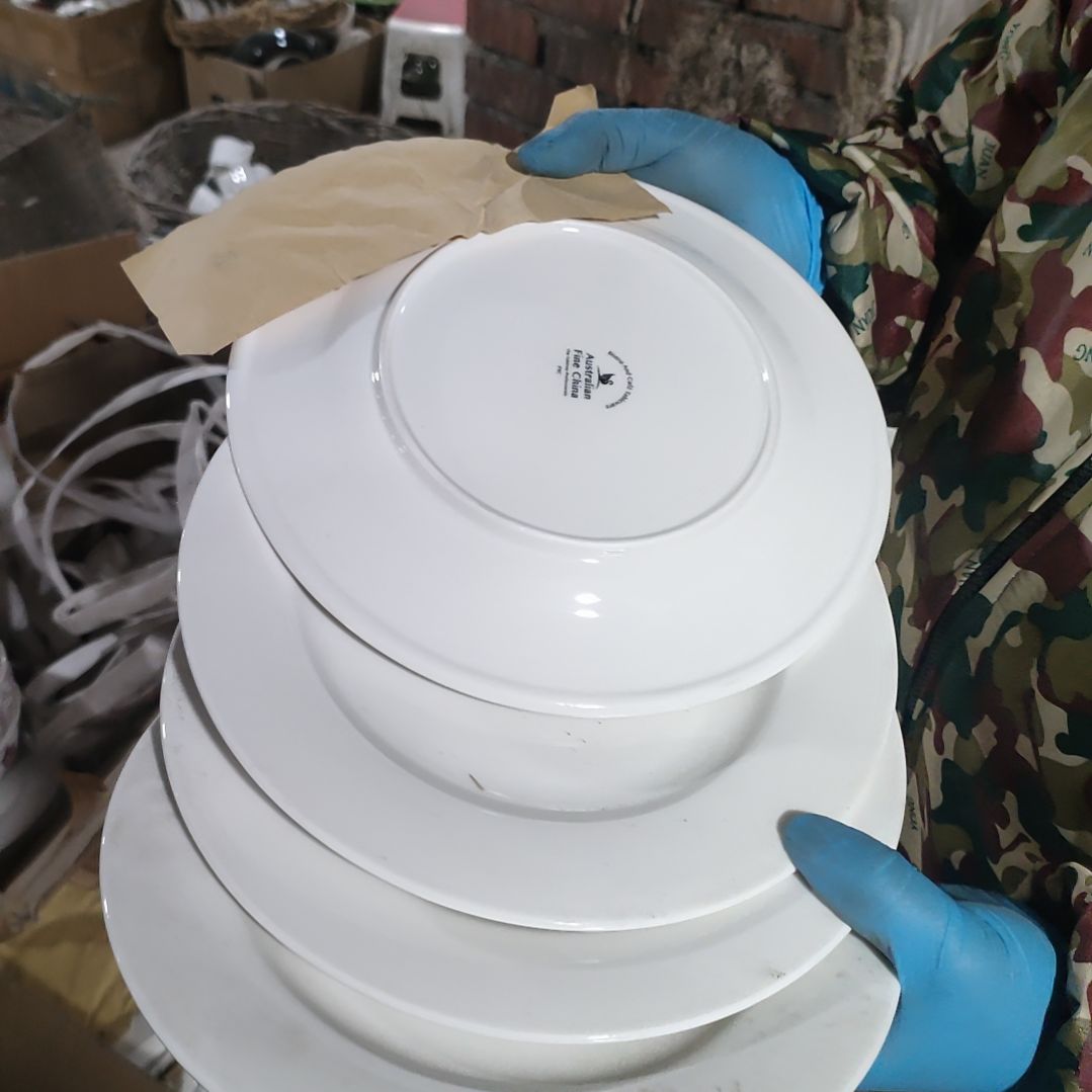 摆件盘子碗茶壶啥都有