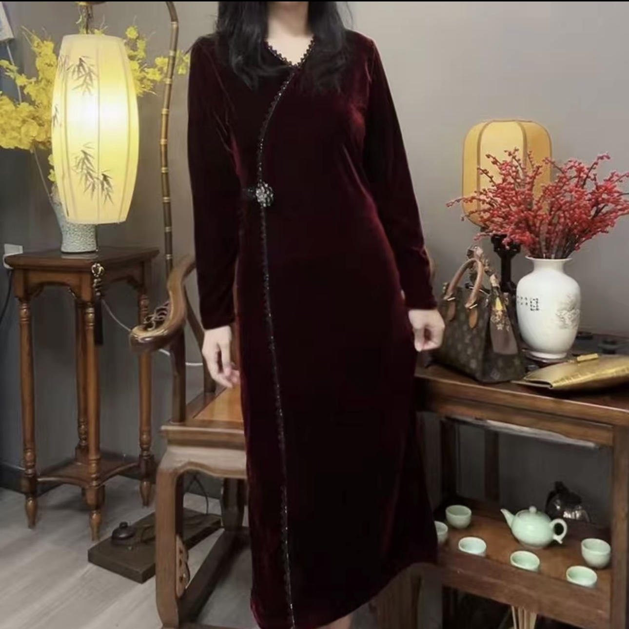 女款两侧开衩串珠边钻扣丝绒长袖连衣裙1730-1