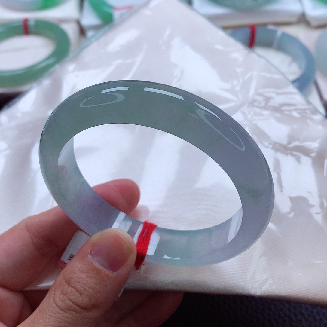 翡翠手镯未镶嵌冰透