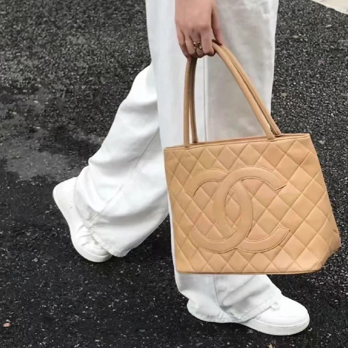 95新 Chanel/香奈儿 希尔顿 奶茶色 金扣/2543