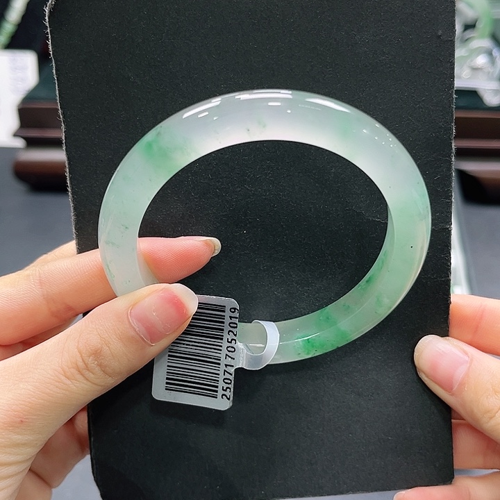 石英质玉（非洲翠）未镶嵌手镯