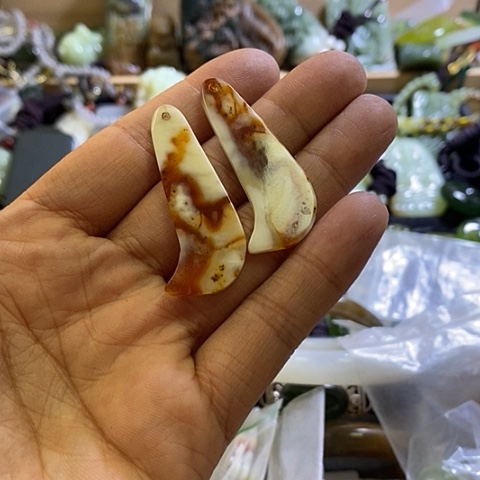 岫玉未镶嵌耳环一对