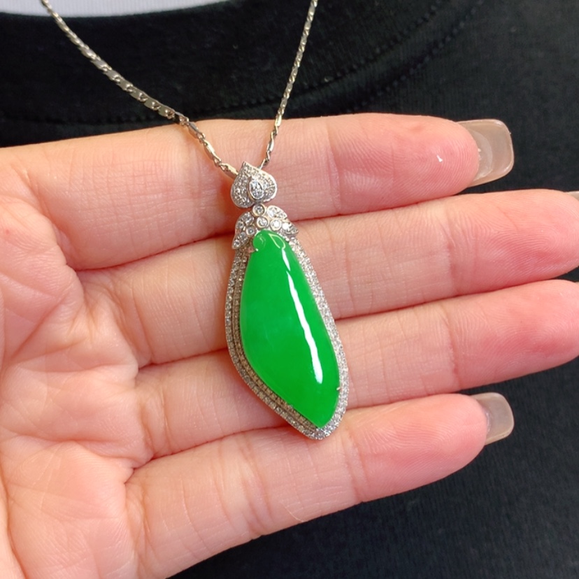 【闪购商品】颈饰18K金镶嵌翡翠福瓜