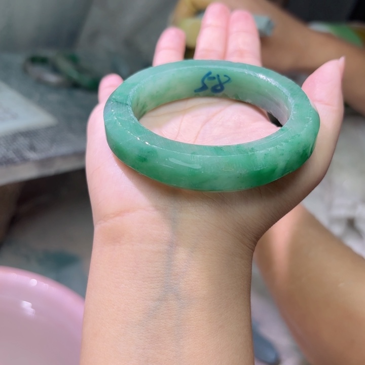 宝***可未镶嵌手镯石英质玉（非洲翠）定制