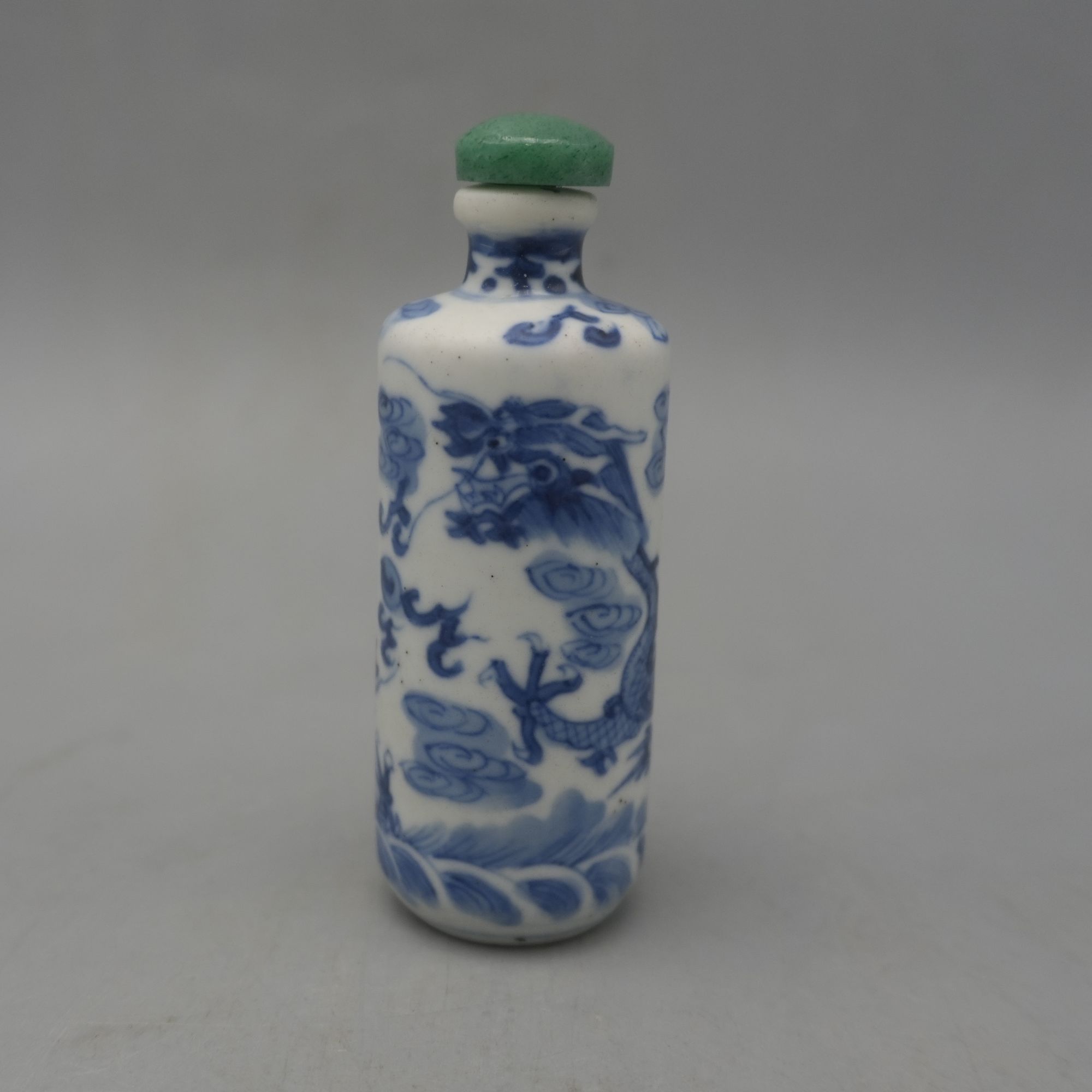 青花双龙戏珠纹鼻烟壶