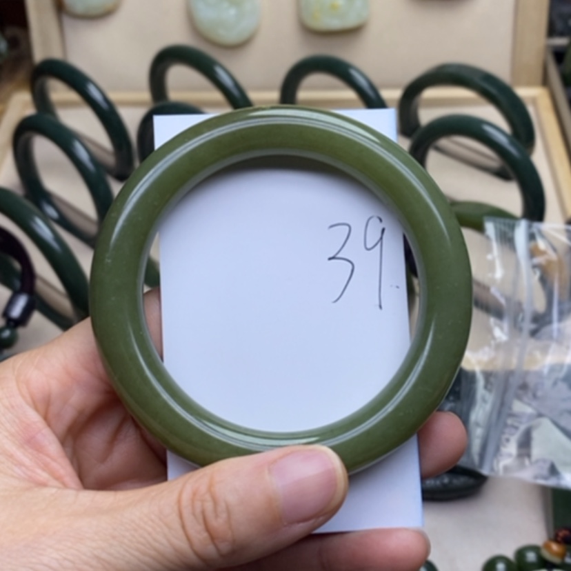 【闪购商品】和田玉手镯未镶嵌好*