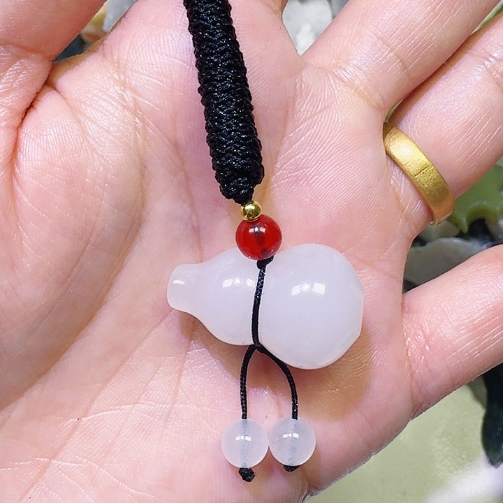 透闪石质玉未镶嵌颈饰