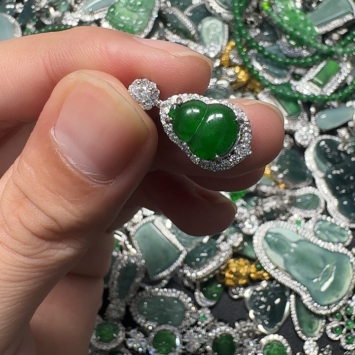 翡翠未镶嵌颈饰天然A货翡翠放漏