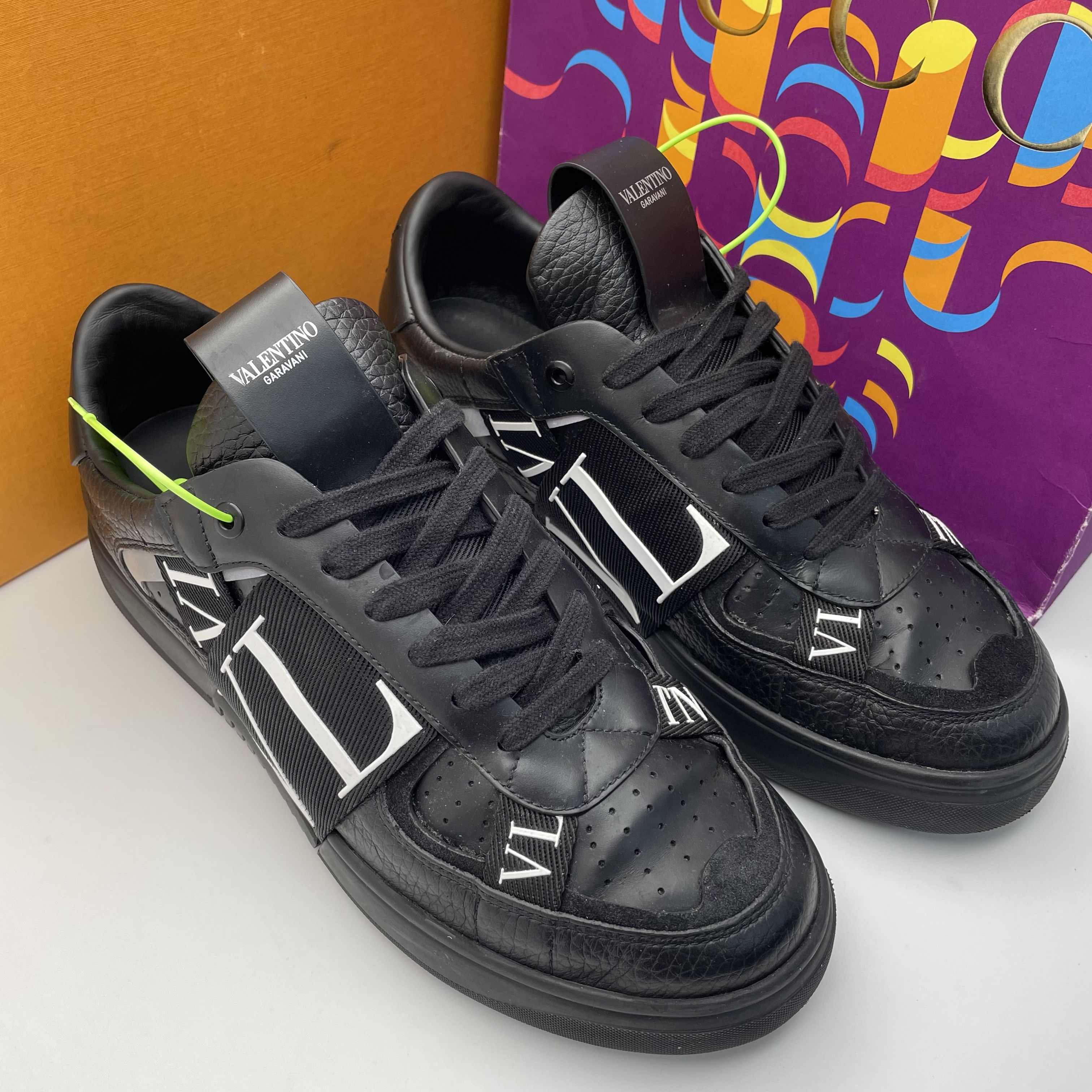 95新 Valentino/华伦天奴 40欧码/经典黑色拼接织带休闲板鞋