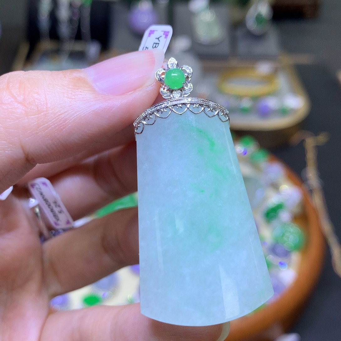 翡翠18K金镶嵌颈饰翡翠吊坠项链