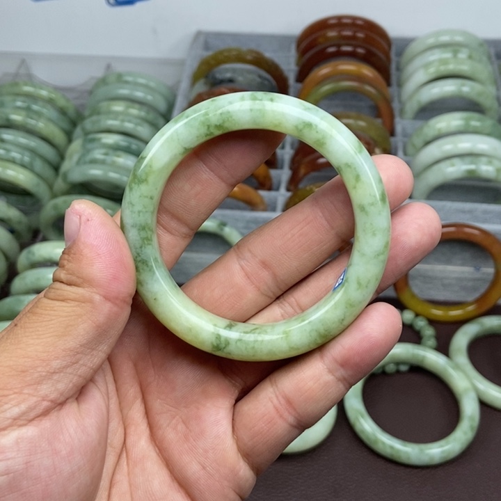 蛇纹石玉手镯未镶嵌寂****?