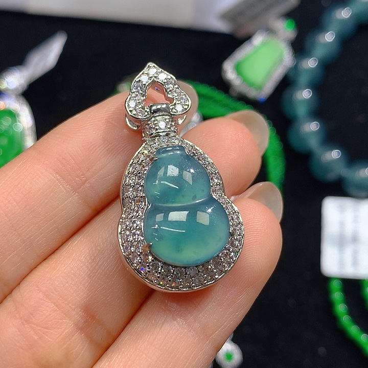 翡翠颈饰未镶嵌翡翠