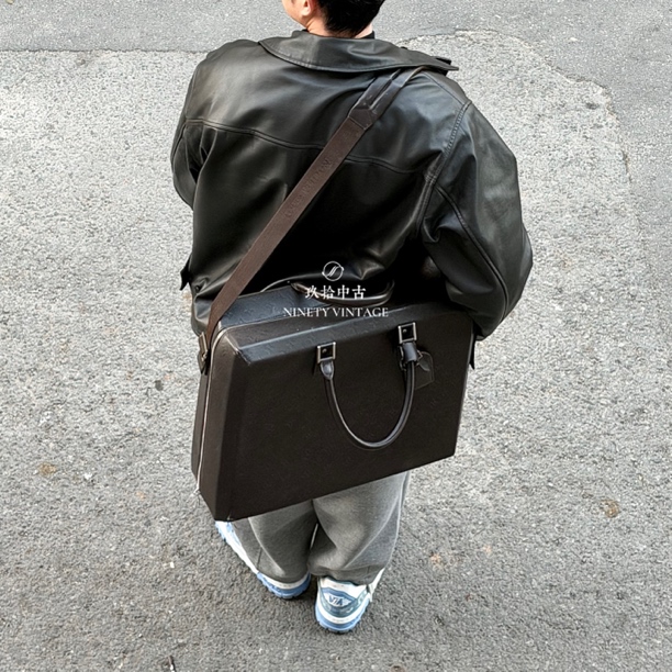 95新 LouisVuitton/路易威登 釉面幻影老花深棕暗纹斜挎 男士包