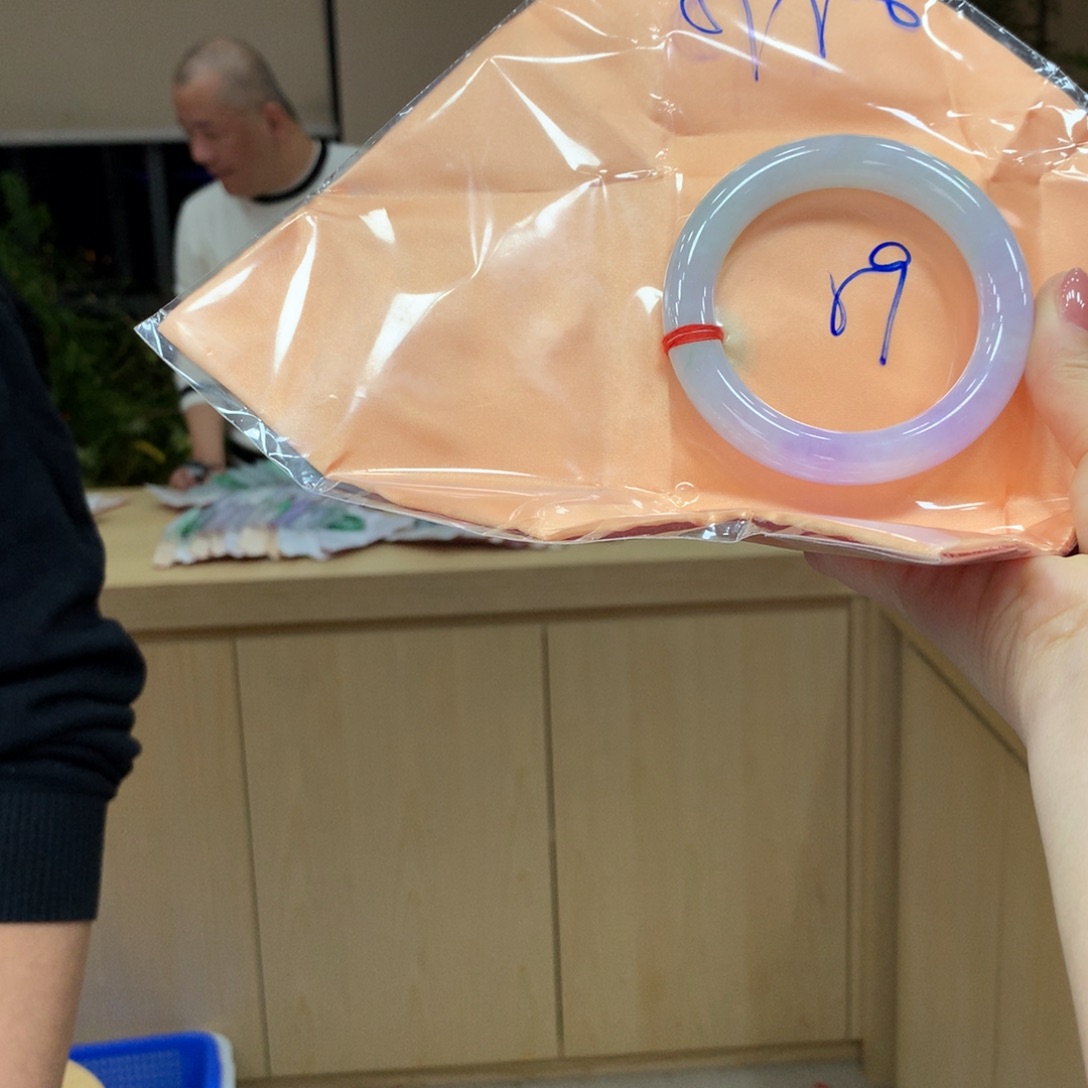 翡翠手镯未镶嵌不退不换