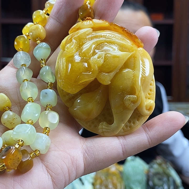 蛇纹石玉未镶嵌颈饰