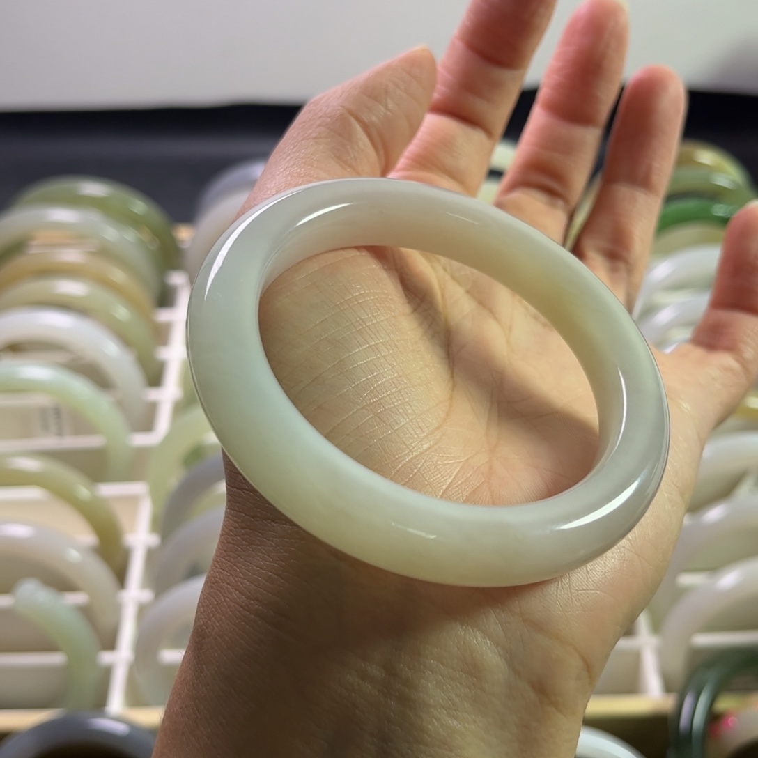 苏***具和田玉手镯未镶嵌56.5圈