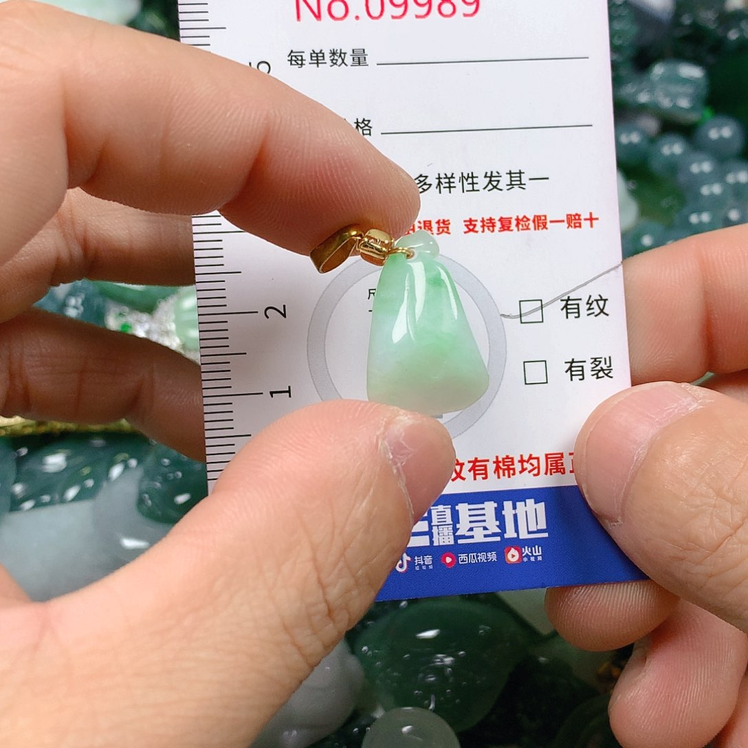 翡翠颈饰未镶嵌天然翡翠