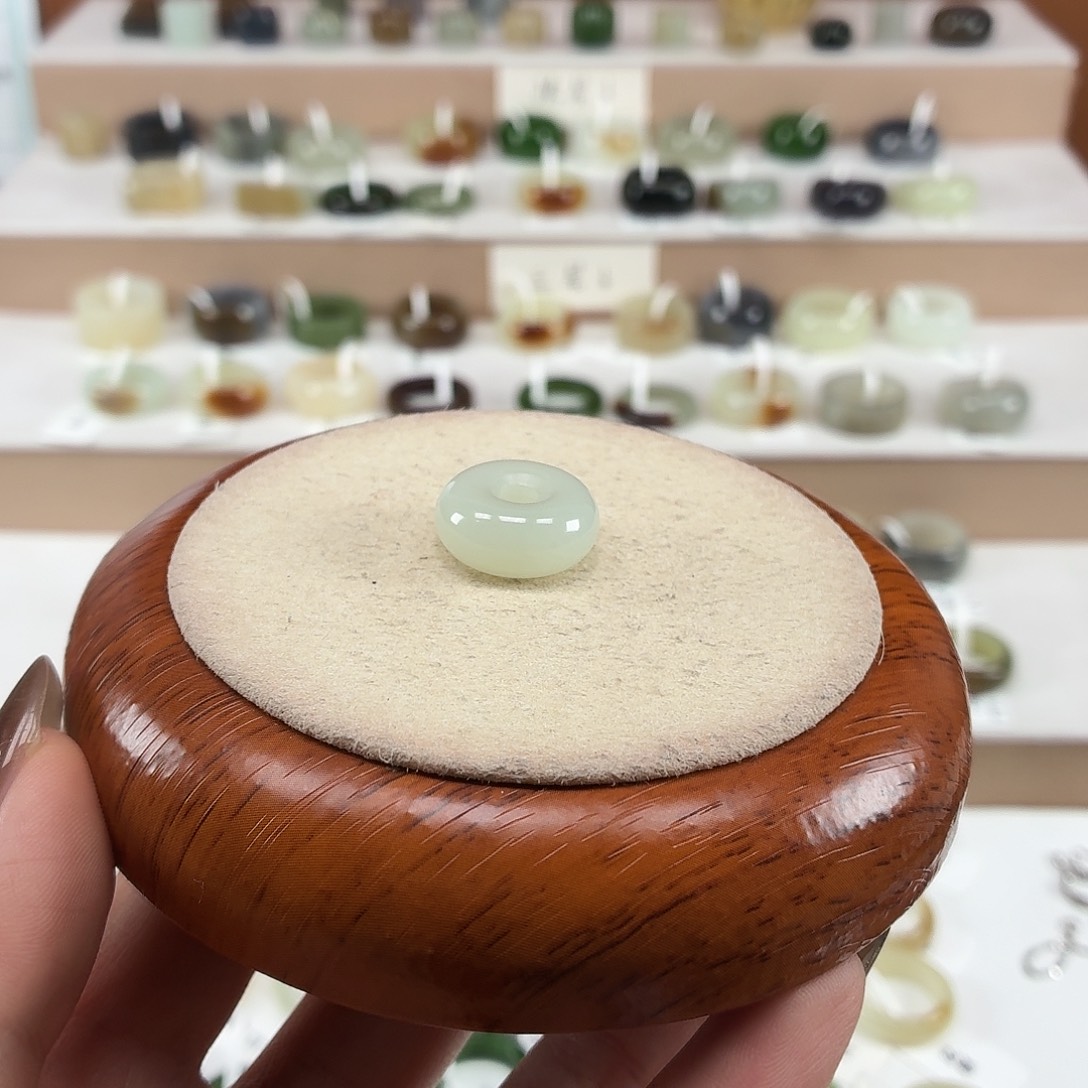 ****好和田玉未镶嵌戒指