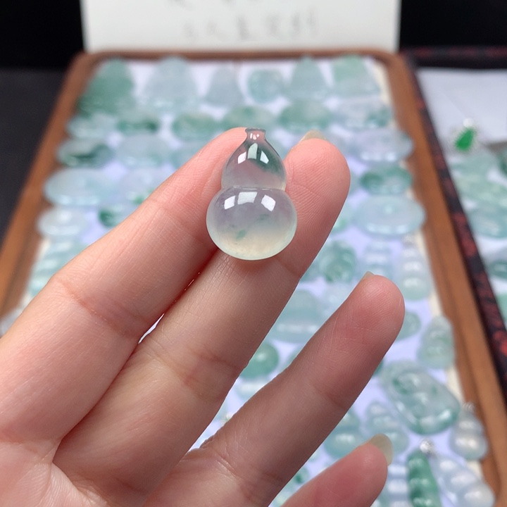 颈饰未镶嵌翡翠冰种飘花葫芦