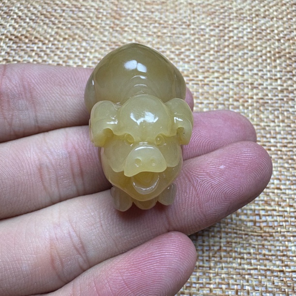 和田玉切末糖料生肖猪挂件时尚精雕俏色宽22mm高18.5长33.3