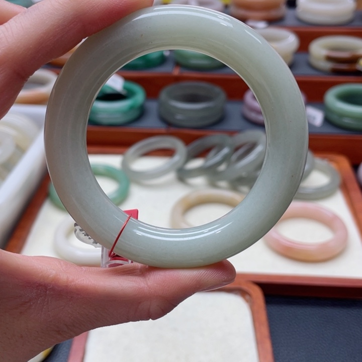 石英质玉手镯未镶嵌C***?佘太翠圆条手镯