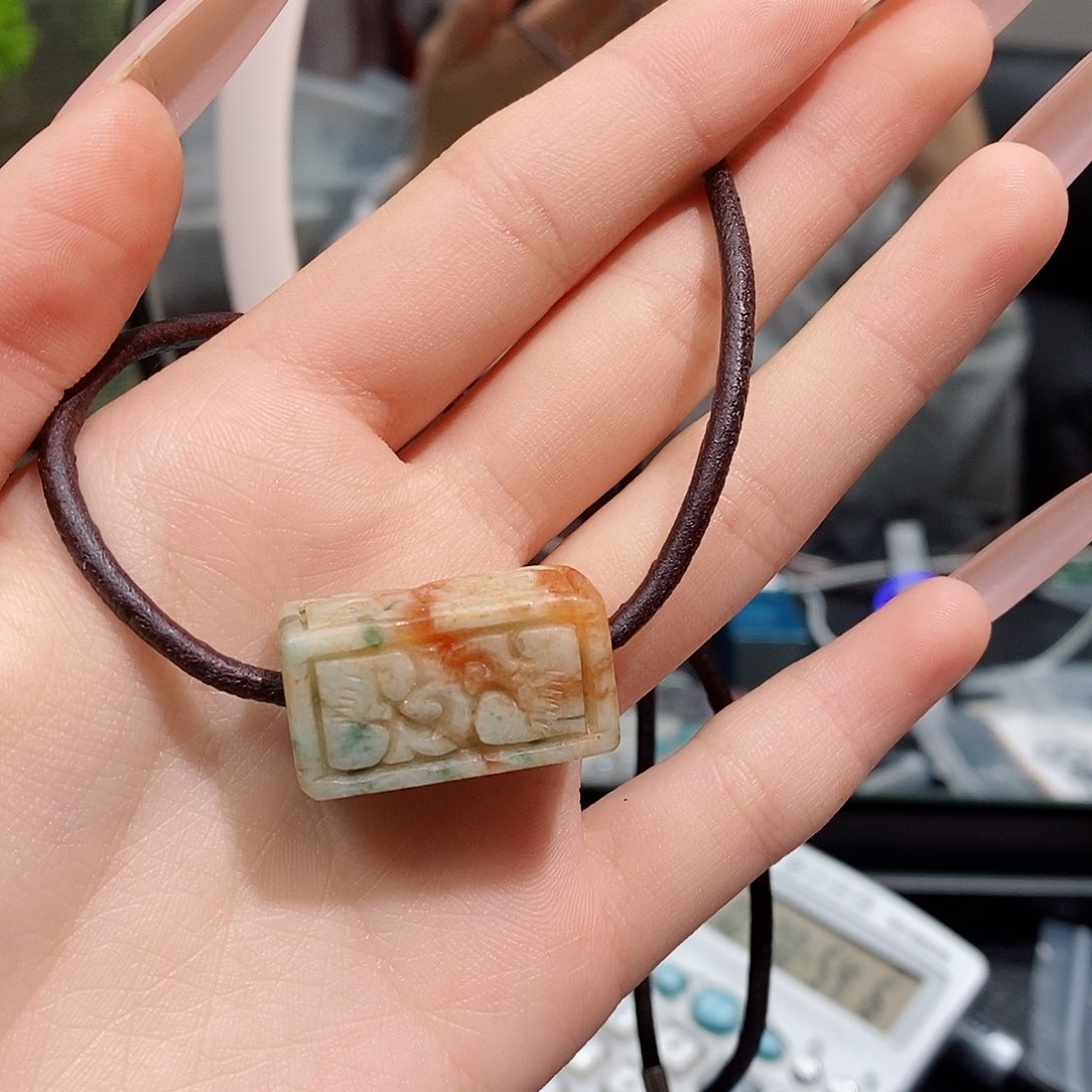 翡翠颈饰未镶嵌漂亮美眉