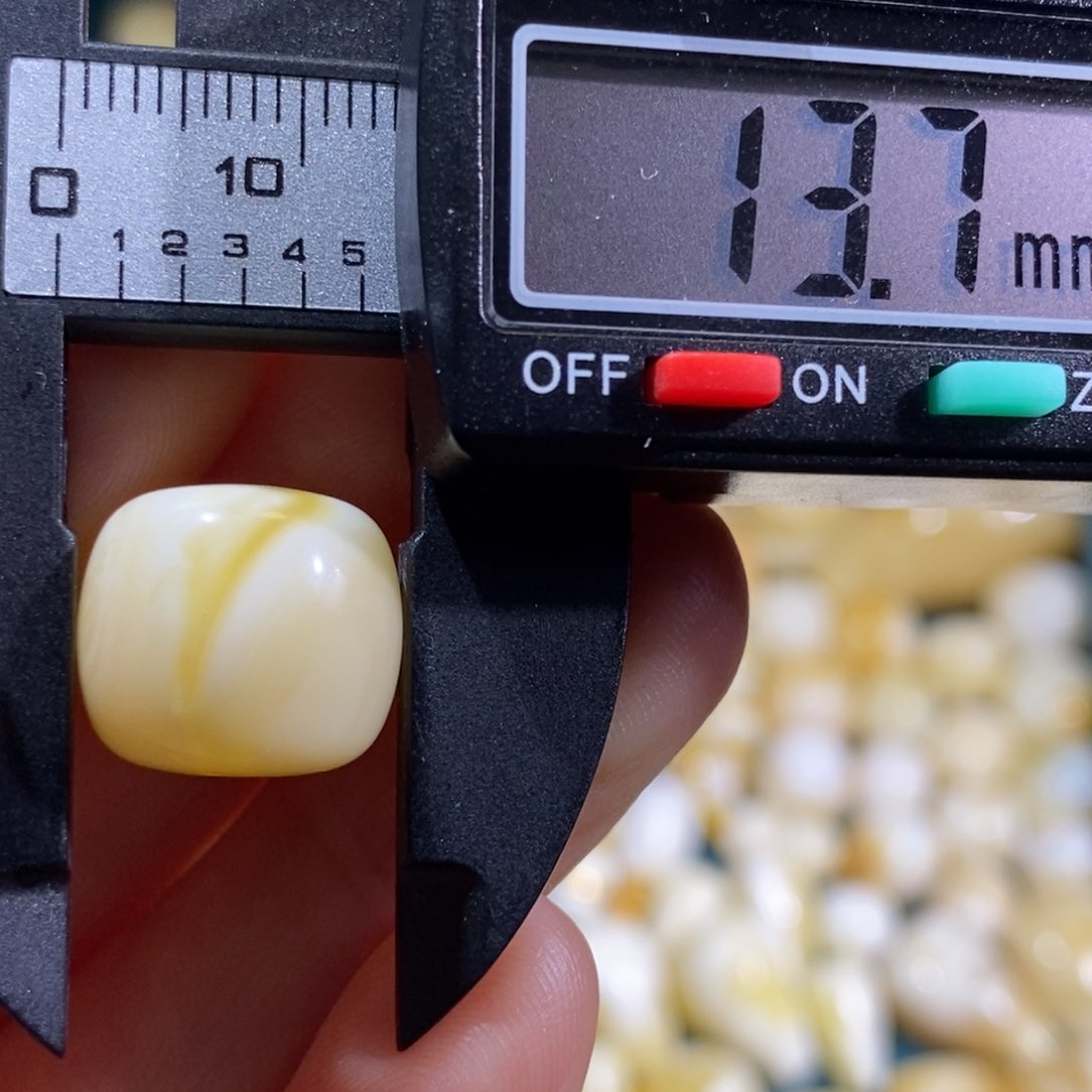 琥珀裸石未镶嵌配饰