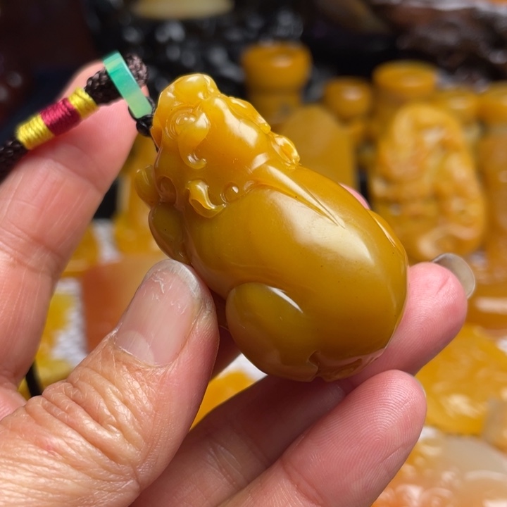 未镶嵌石英质玉（黄龙玉）颈饰