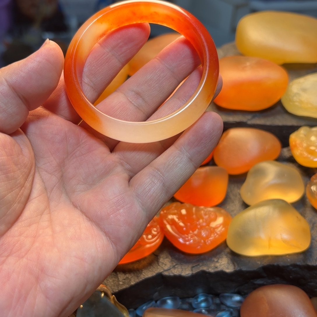 胡***)石英岩玉未镶嵌手镯