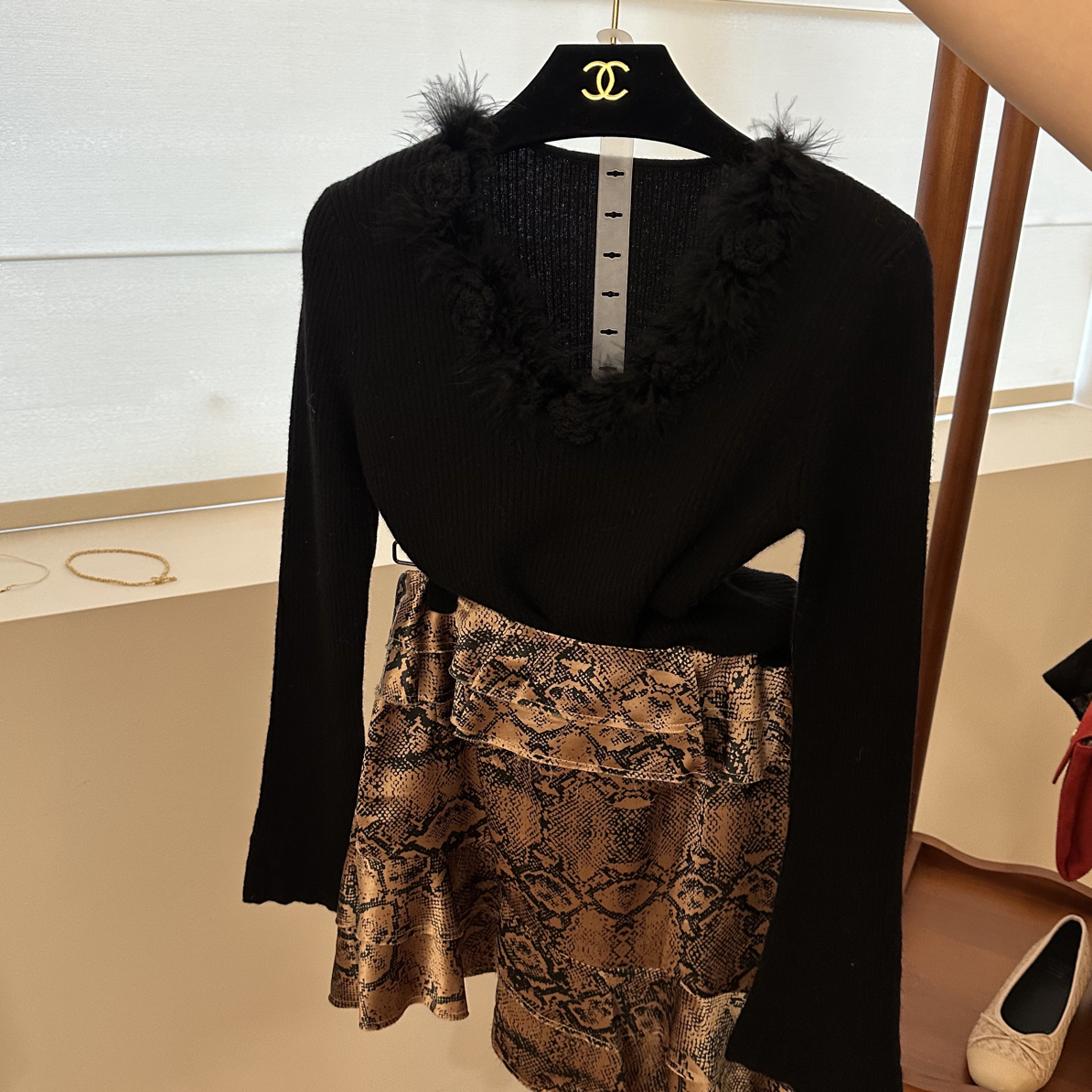 “立体花朵毛毛 这个设计好独特”V领修身显瘦针织小衫～