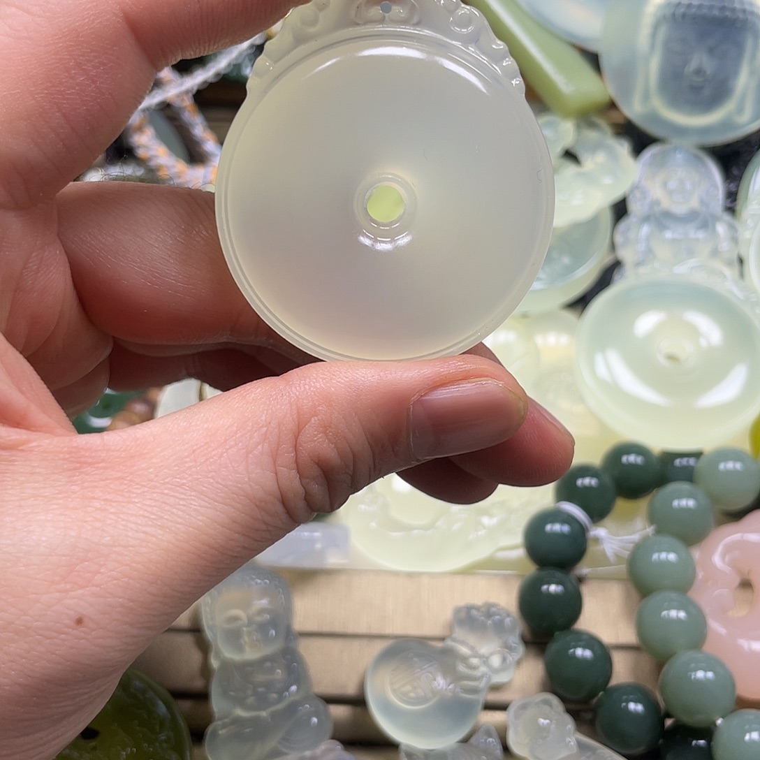 青***鱼蛇纹石玉未镶嵌颈饰