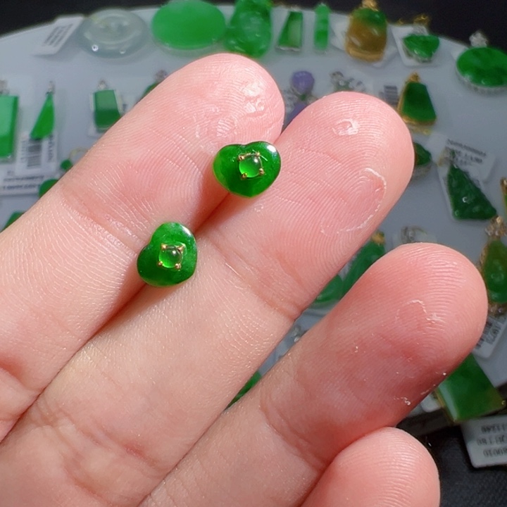 翡翠挂件18K金镶嵌爱心