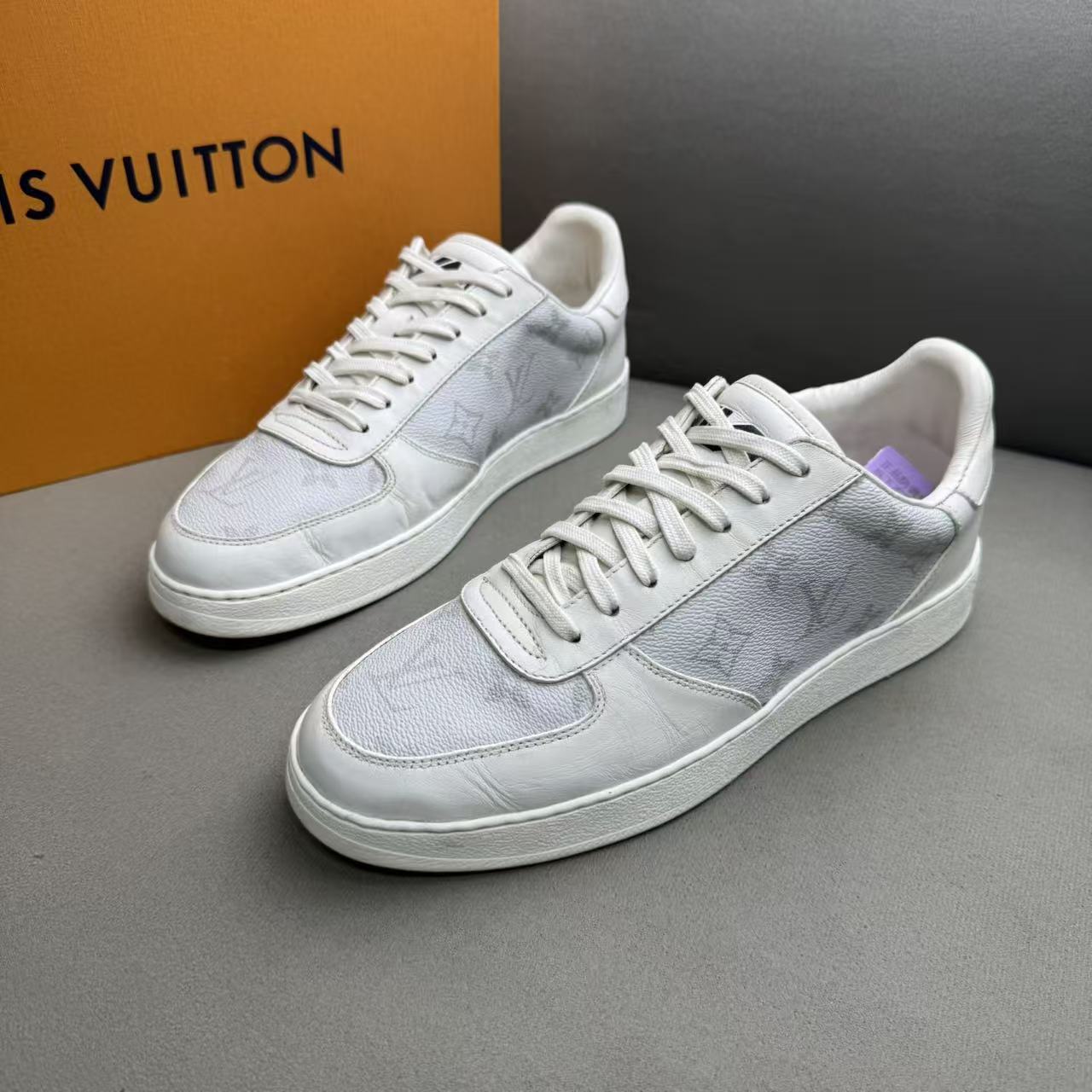 95新 LouisVuitton/路易威登 灰白色皮革面老花时尚板鞋 39码