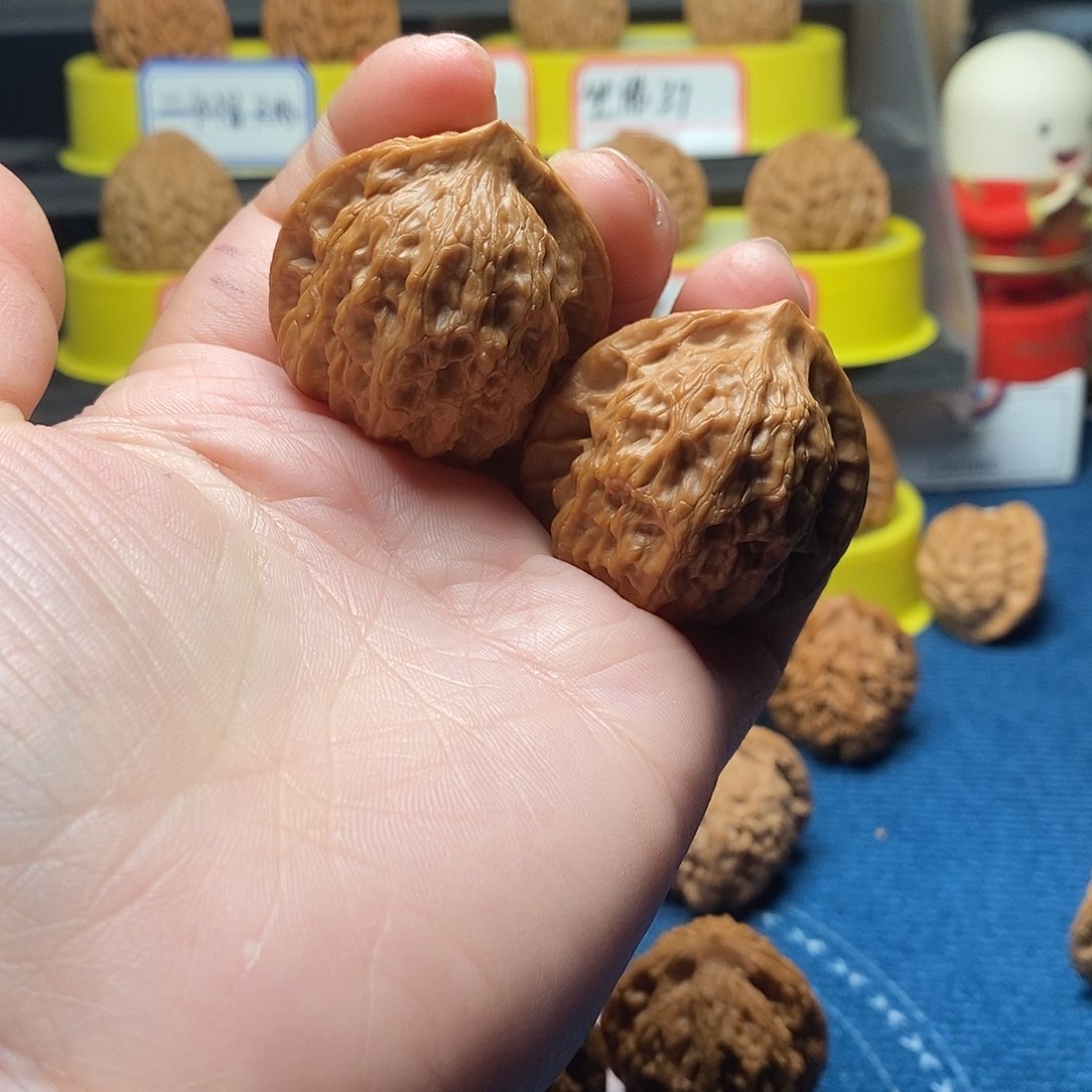 文玩核桃吊坠瓷娃娃